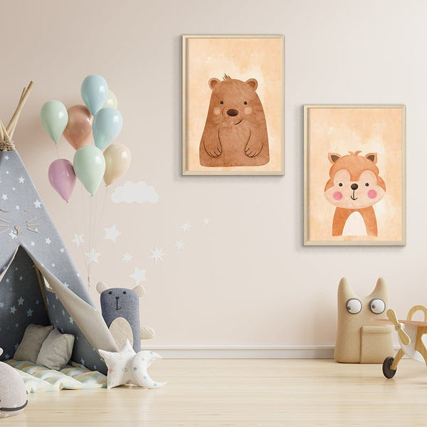 Set dětských plakátů medvěda a veverky kreslených akvarelem.