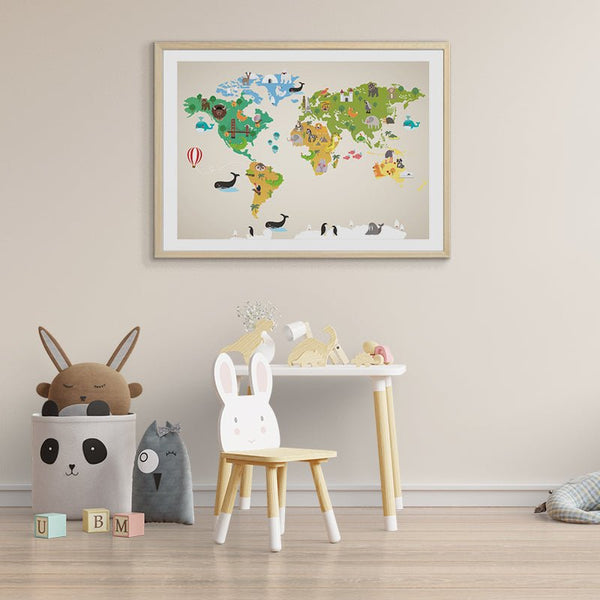 Edukační obraz pro děti mapa světa se zvířátky.
