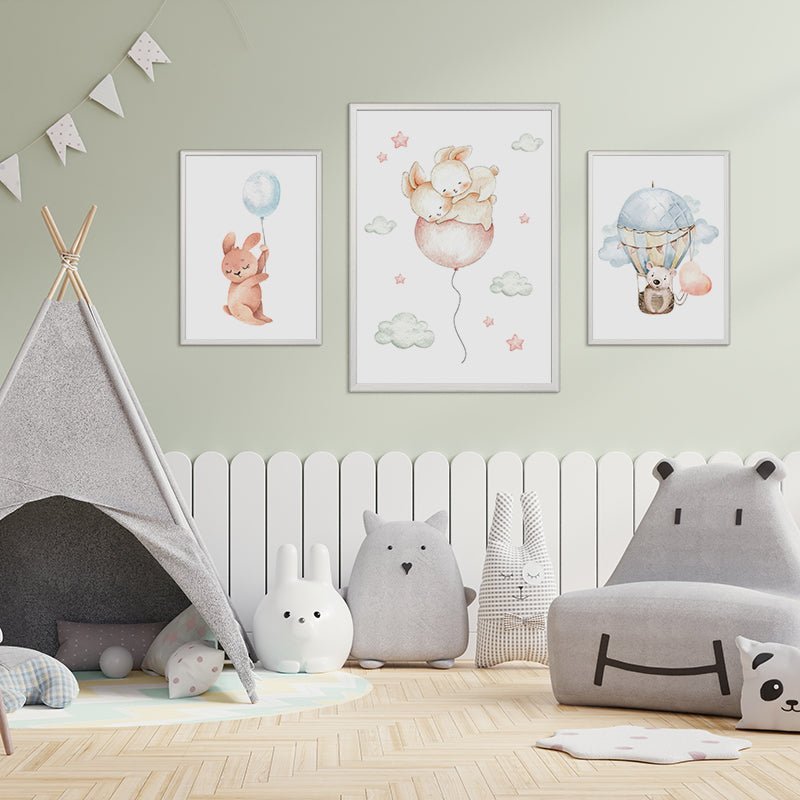 Sestava dětských plakátů zvířátek s balónkem do dětského pokoje.